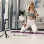 fille se filme avec son smartphone