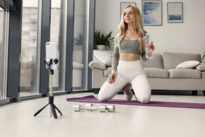 fille se filme avec son smartphone