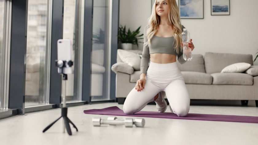 fille se filme avec son smartphone
