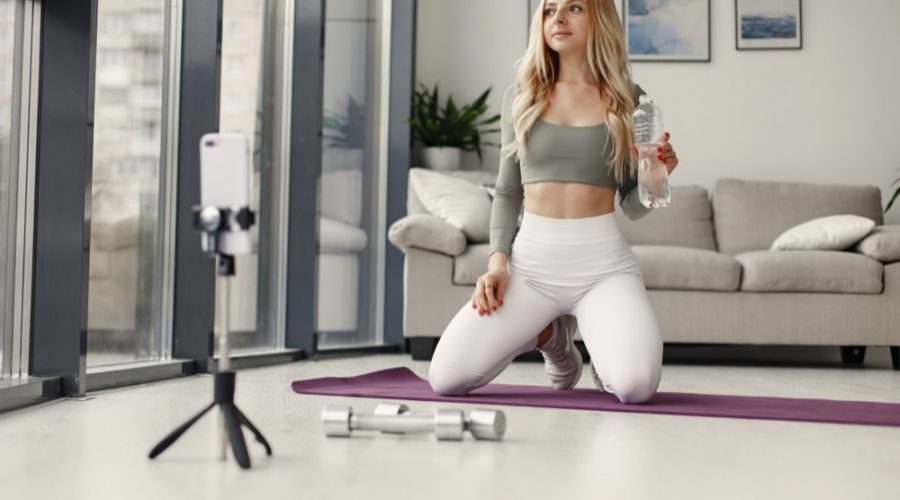 fille se filme avec son smartphone